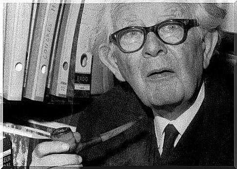 Photo by Jean Piaget among the authors of the psychology of education.