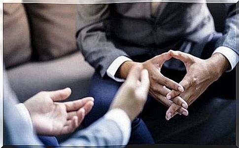 Position of the hands during a conversation