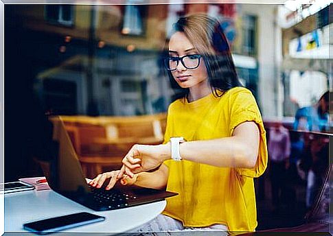 Girl at the computer job degrowth