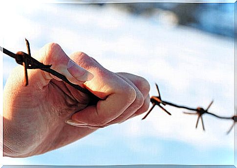 hand-of-a-woman-who-harms-herself