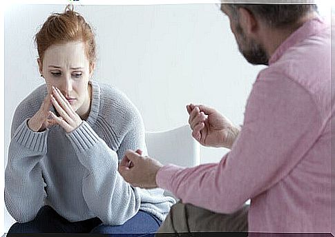 Psychologist explains to his patient what is happening