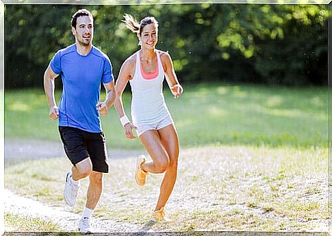 couple-runs-together-in-the-park